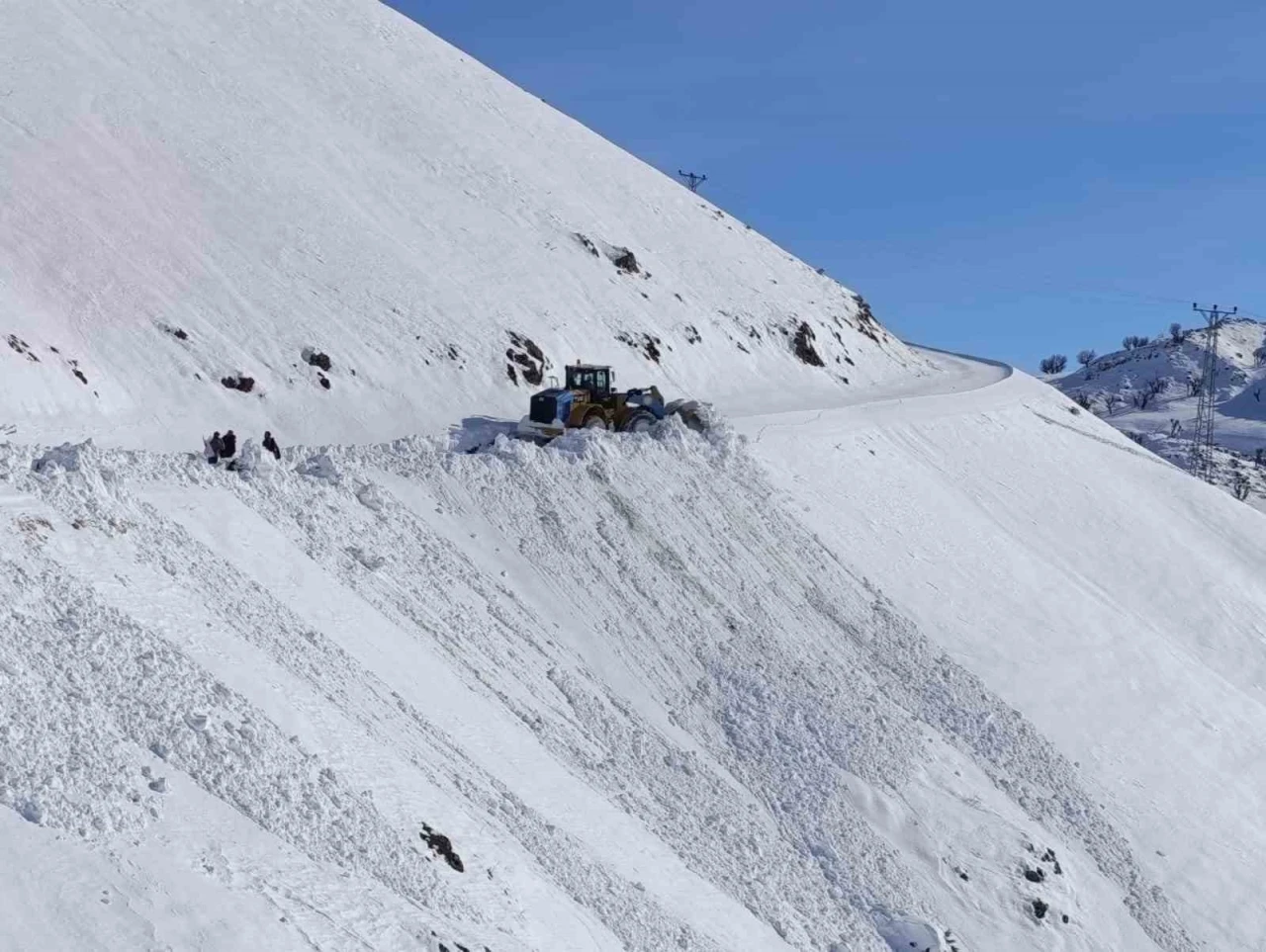 Diyarbakır&rsquo;da kırsal mahallelerde 2 bin 622 kilometre yol ulaşıma a&ccedil;ıldı
