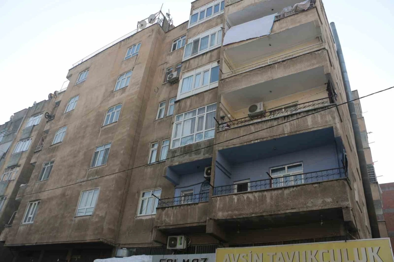 Diyarbakır&rsquo;da kolonu &ccedil;atlayan bina sakinleri hırsızlar i&ccedil;in n&ouml;bet tutuyor
