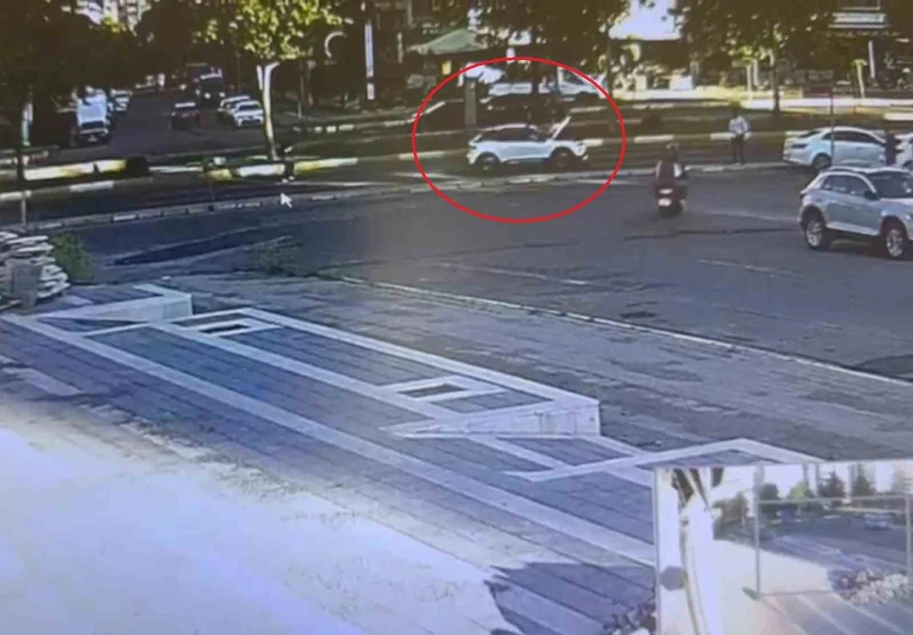 Diyarbakır’da lise öğrencisini hayattan koparan kaza güvenlik kamerasına böyle yansıdı
