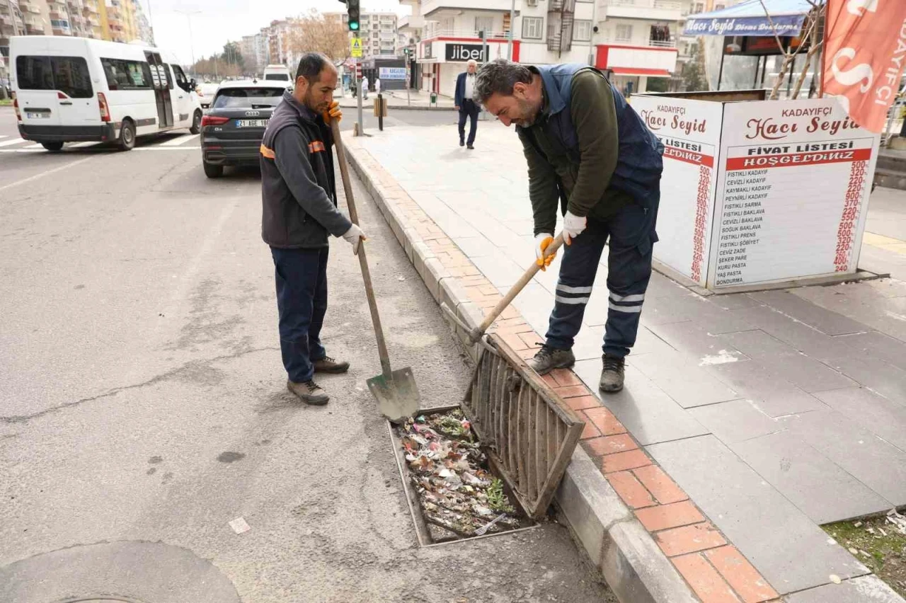Diyarbakır&rsquo;da mazgallardan 270 ton atık &ccedil;ıktı
