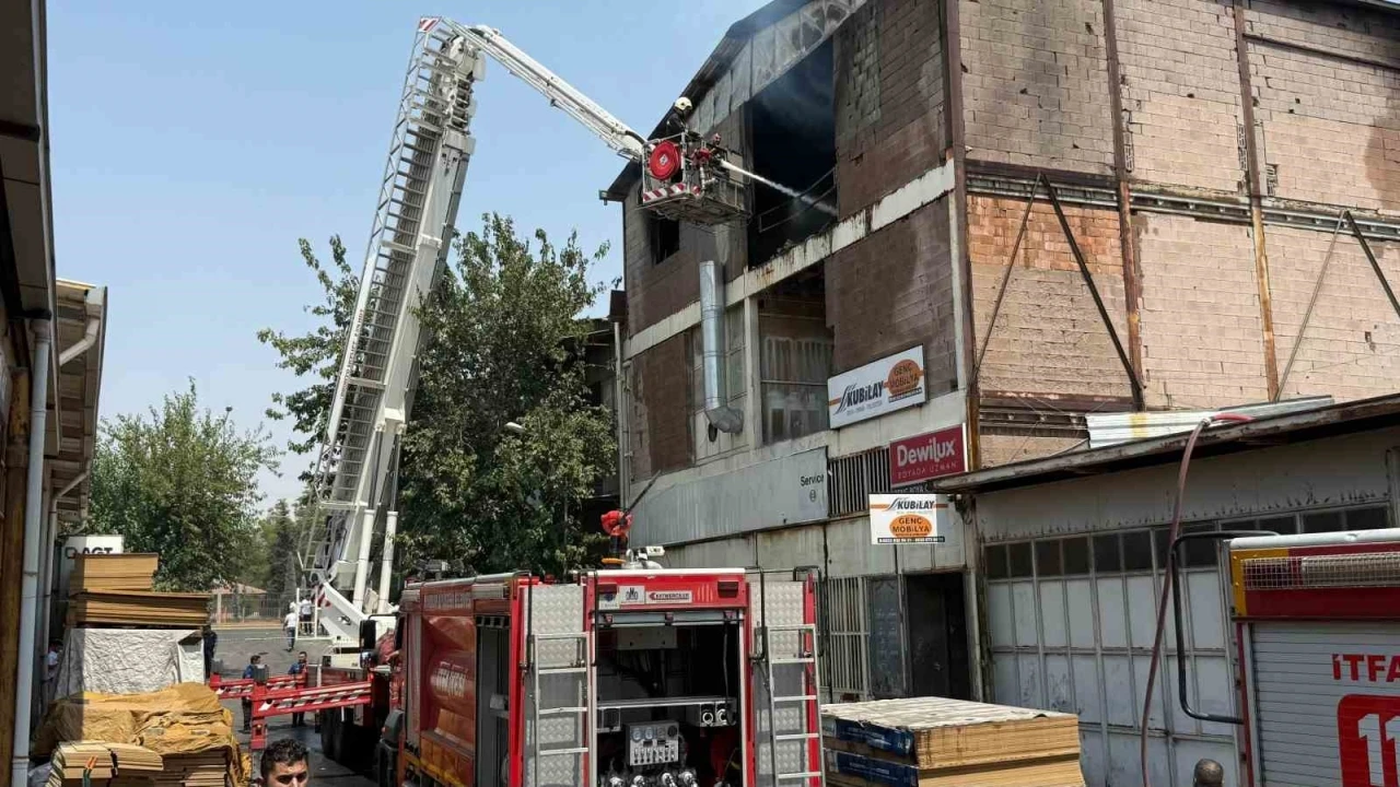 Diyarbakır’da mobilya boya atölyesinde yangın: Dumanlar gündüzü geceye çevirdi
