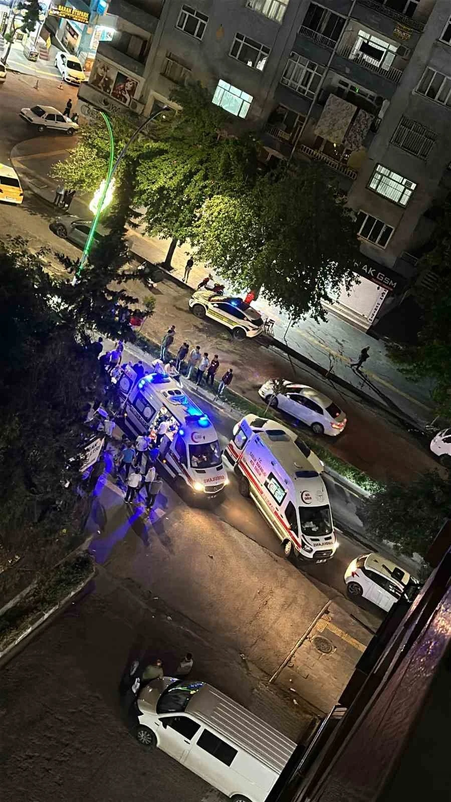 Diyarbakır’da motorkurye yayalara çarptı: 3 yaralı
