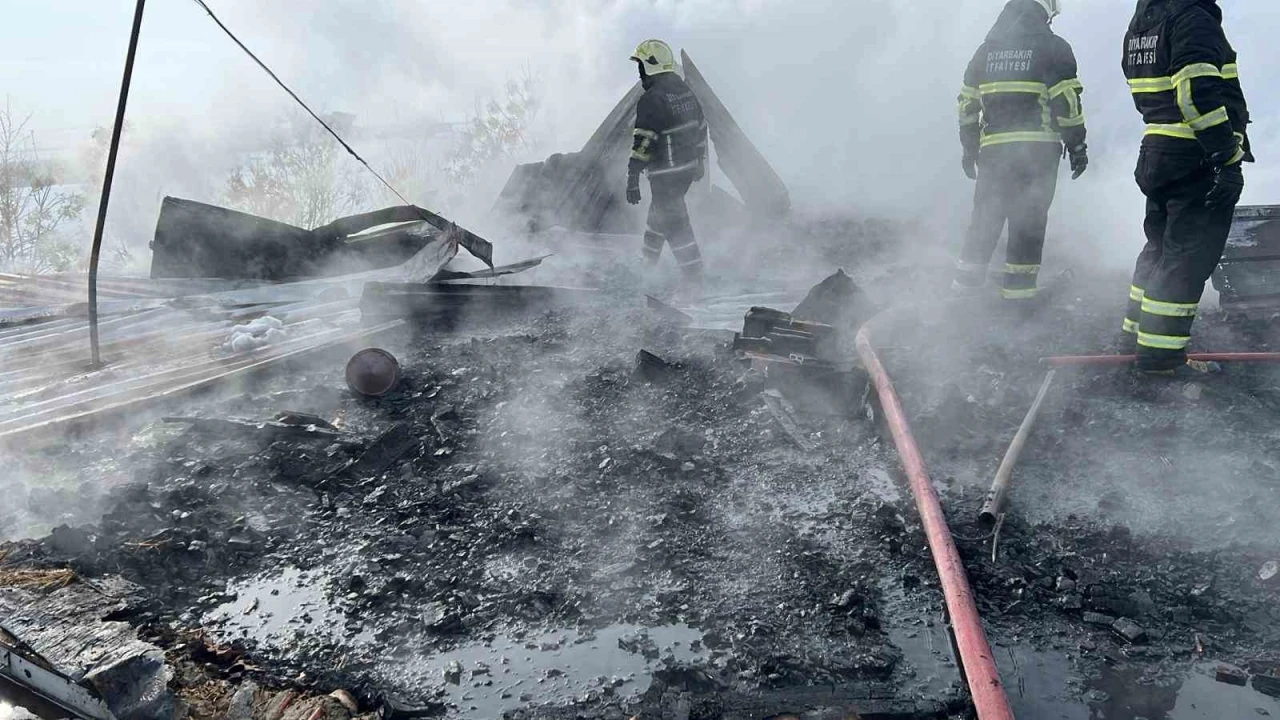 Diyarbakır&rsquo;da okulda yakılan soba &ccedil;atıya sı&ccedil;radı, &ouml;ğrenciler tahliye edildi
