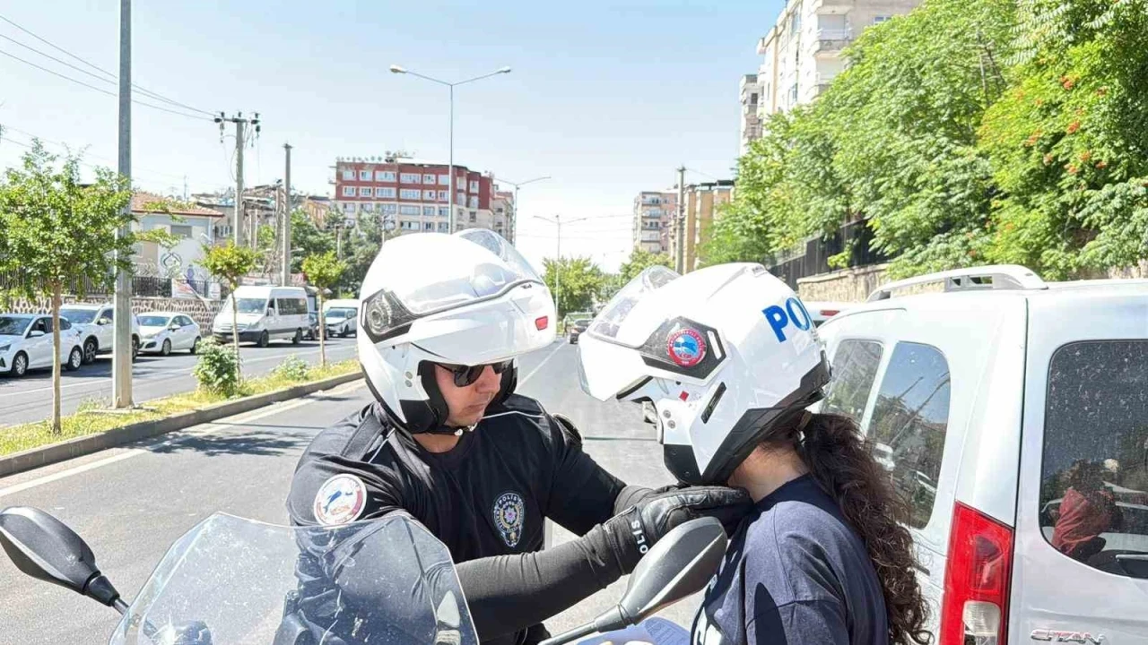 Diyarbakır&rsquo;da okulları karıştıran &ouml;ğrenciler son dakikalarda polis eşliğinde yetişti
