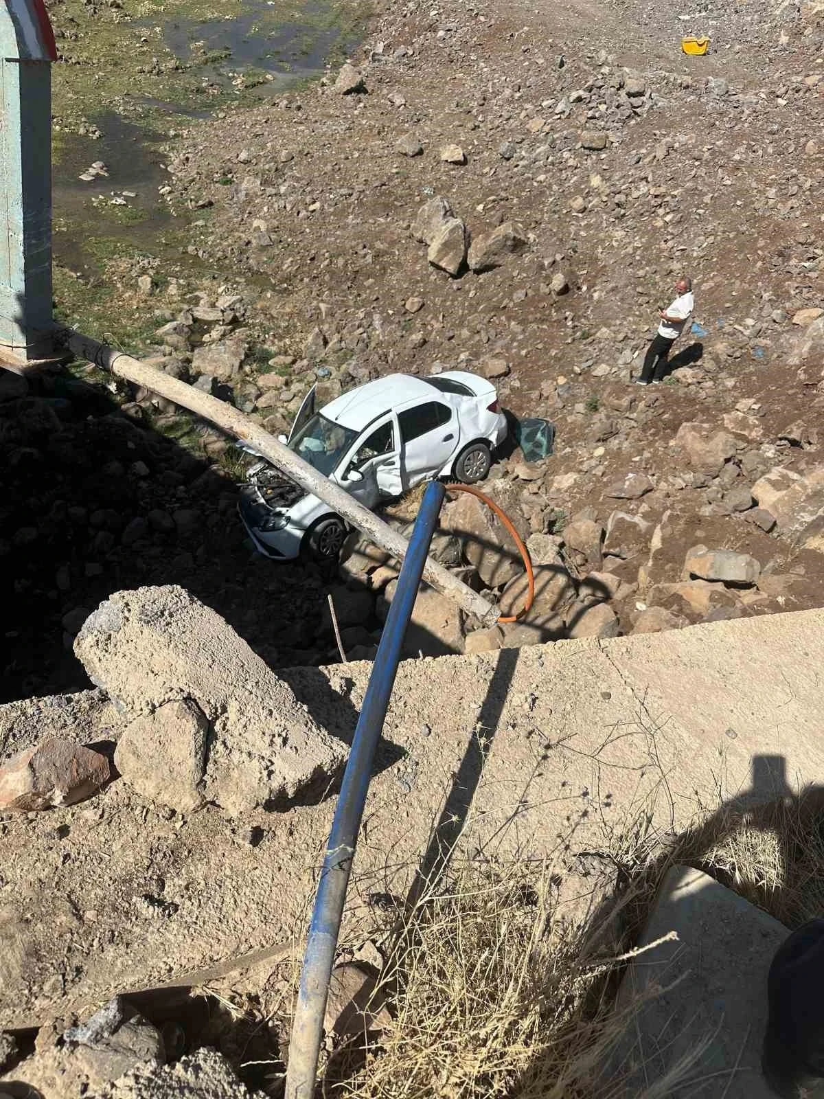 Diyarbakır’da otomobil köprüden düştü: 1 yaralı