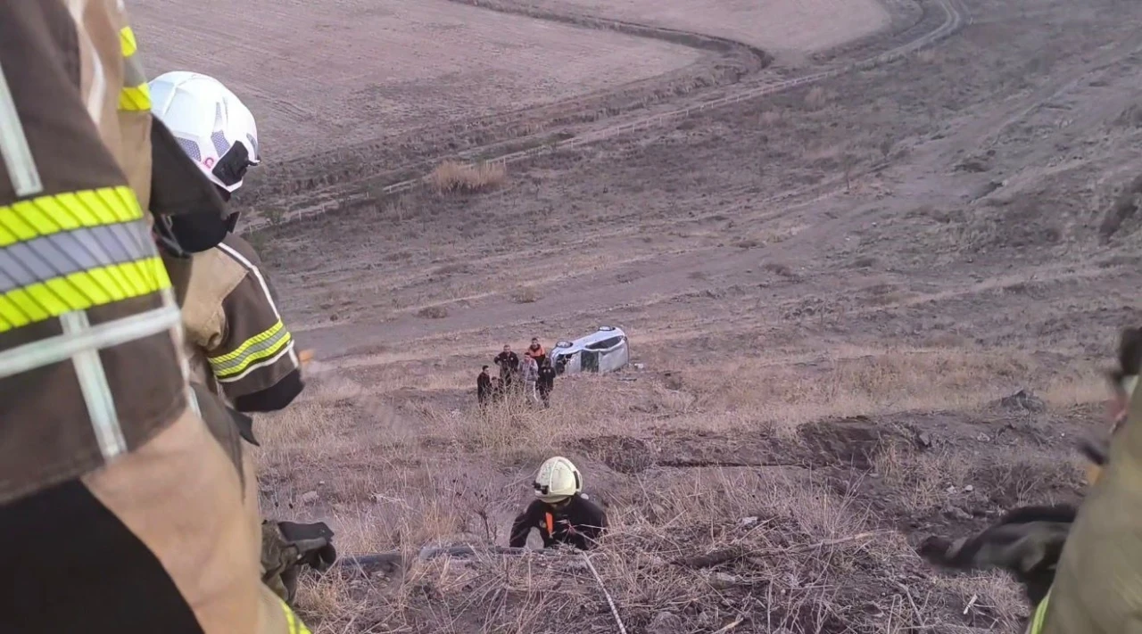 Diyarbakır’da otomobil şarampole yuvarlandı: Yaralı sürücüyü itfaiye kurtardı
