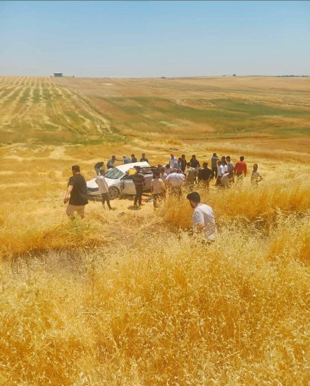 Diyarbakır&rsquo;da otomobil tarlaya yuvarlandı: 5 yaralı
