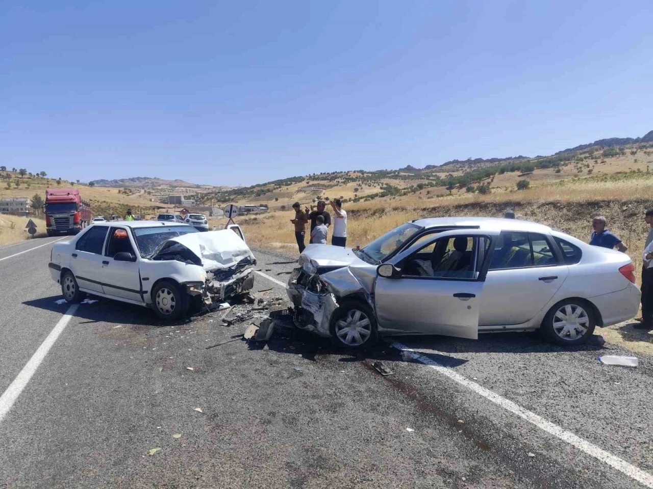 Diyarbakır’da otomobiller kafa kafaya çarpıştı: 2 yaralı
