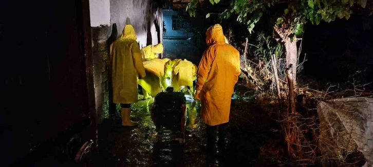 Diyarbakır’da sağanak nedeniyle evde mahsur kalanlar tahliye edildi