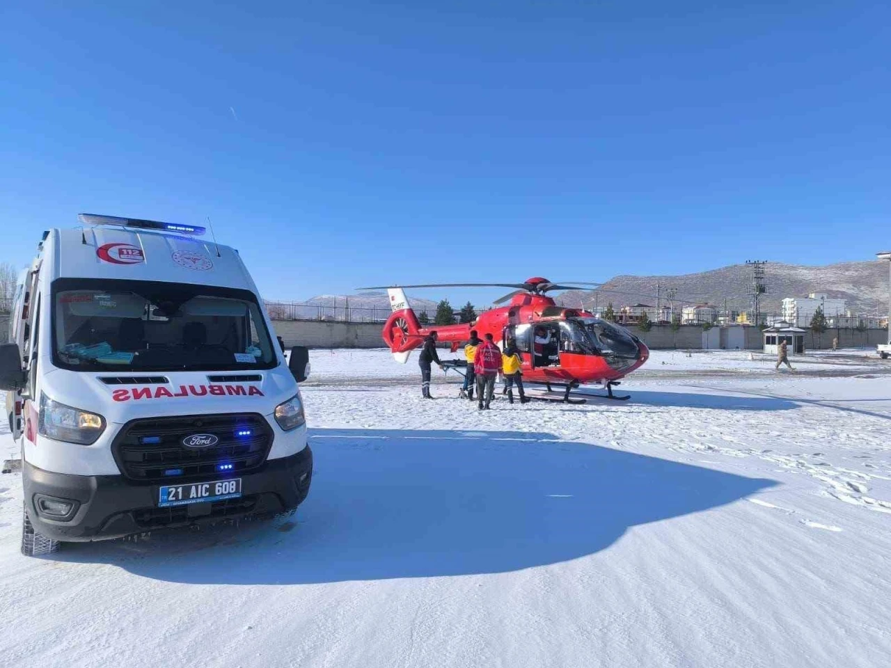 Diyarbakır&rsquo;da sağlık ekipleri kar ve tipi demeden zamanla yarıştı
