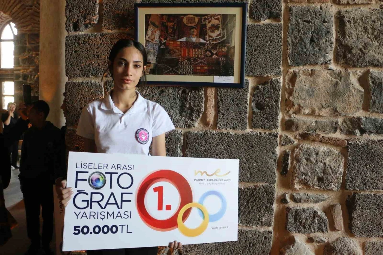 Diyarbakır’da sanatla buluşan genç yetenekler ödüllerini aldı
