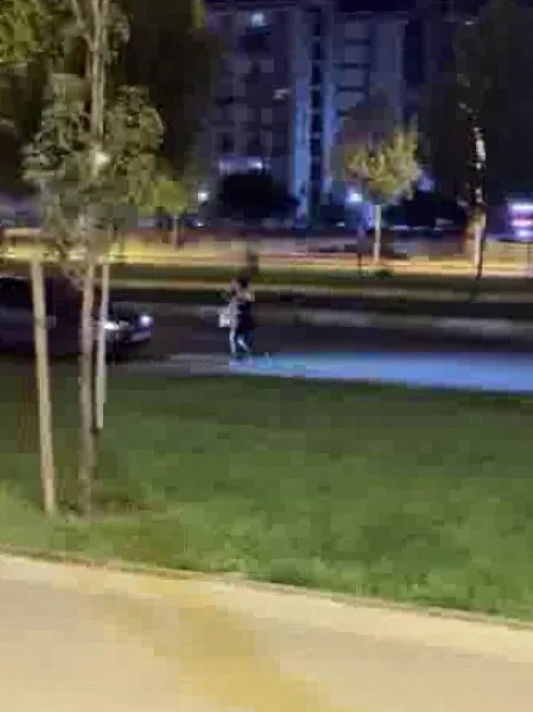 Diyarbakır’da şaşkına çeviren görüntü: Kadın ana yolda kendini seyir halindeki araçların önüne attı