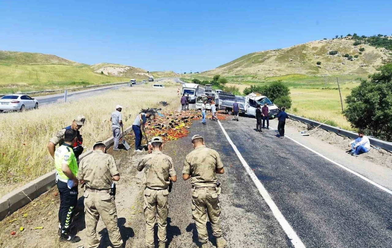 Diyarbakır&rsquo;da sebze y&uuml;kl&uuml; kamyonetin tekeri patladı: Kasadan savrulan &uuml;r&uuml;nler yolu trafiğe kapattı
