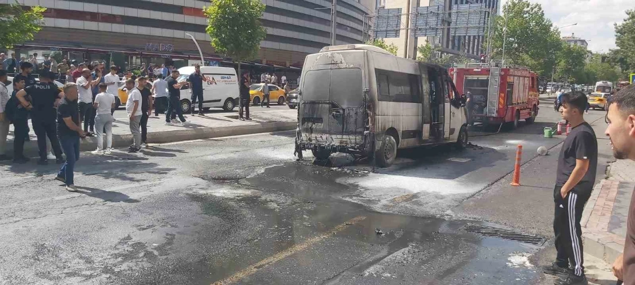 Diyarbakır’da şehir içi minibüs alevlere teslim oldu
