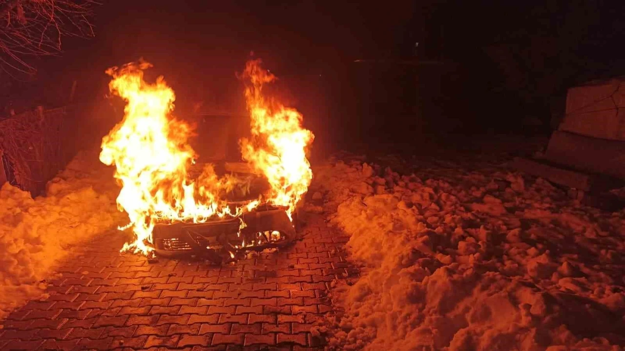 Diyarbakır&rsquo;da seyir halindeki ara&ccedil; alev topuna d&ouml;nd&uuml;
