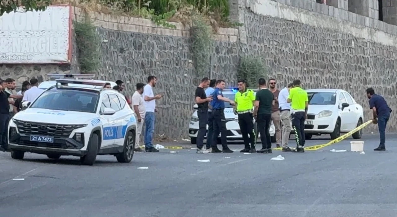 Diyarbakır&rsquo;da seyir halindeki araca silahlı saldırı: 1 ağır yaralı
