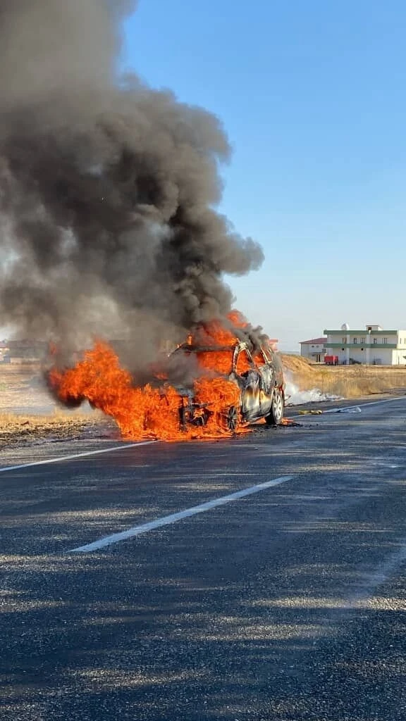 Diyarbakır’da seyir halindeki otomobil alevlere teslim oldu
