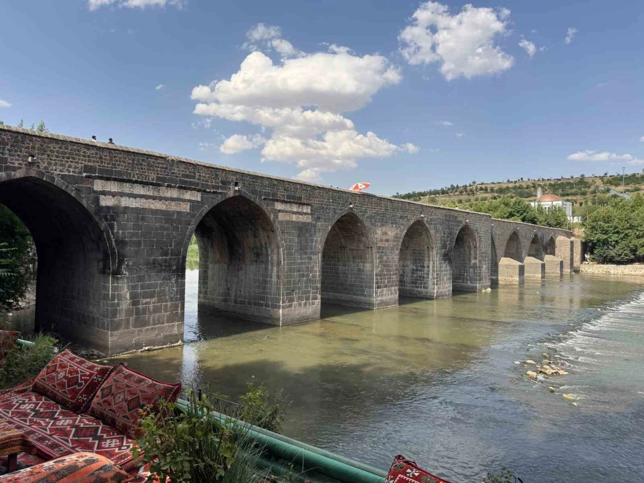 Diyarbakır&rsquo;da sıcaklığın 40 dereceyi bulmasıyla tarihi mekanlar boş kaldı
