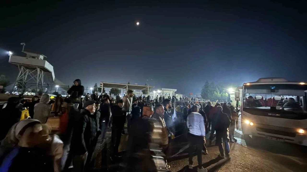 Diyarbakır&rsquo;da tahliye olan tutuklular davul zurnayla karşılandı
