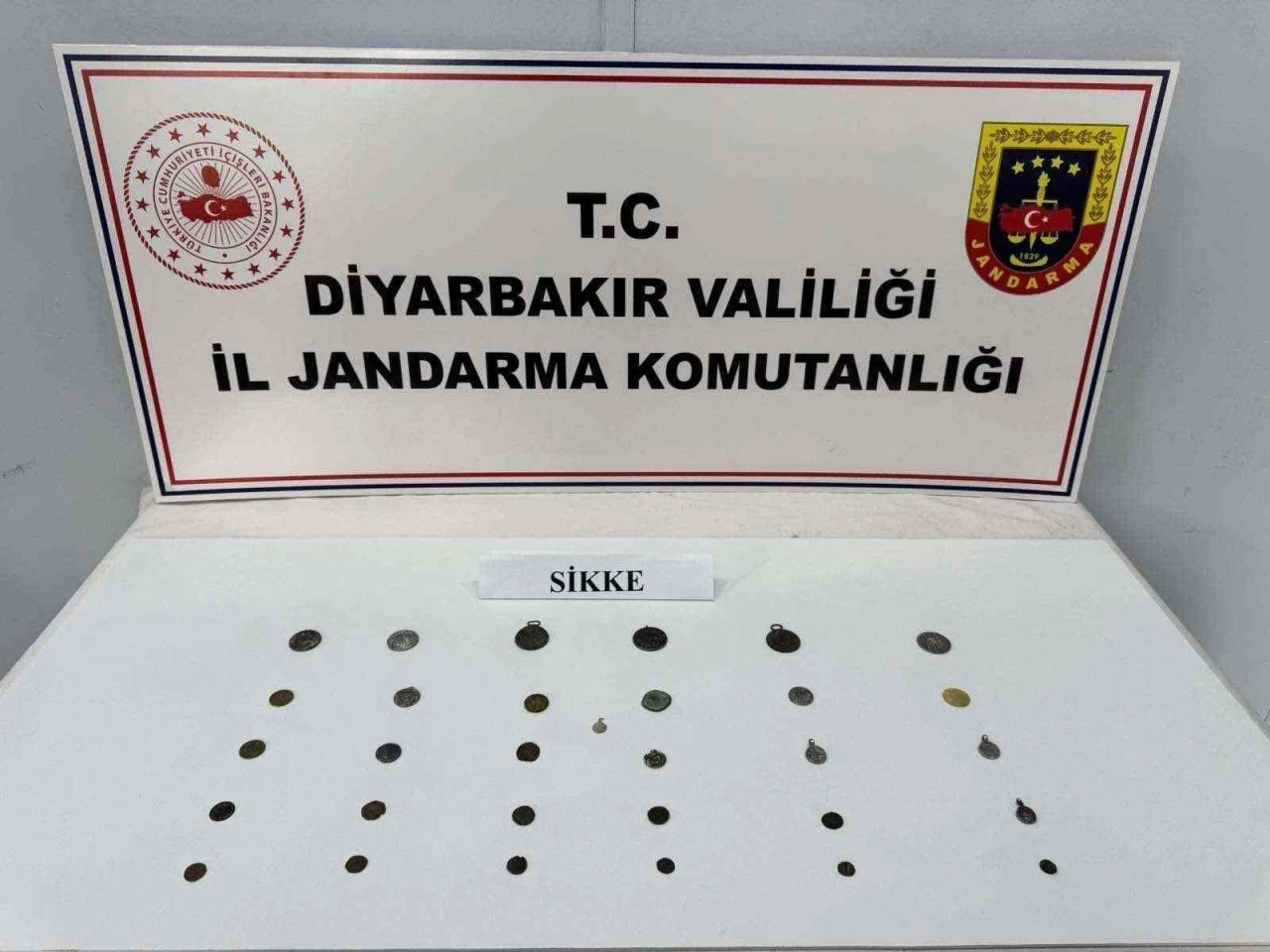 Diyarbakır&rsquo;da tarihi eser ka&ccedil;ak&ccedil;ılığı operasyonu: 31 adet sikke ve obje ele ge&ccedil;irildi
