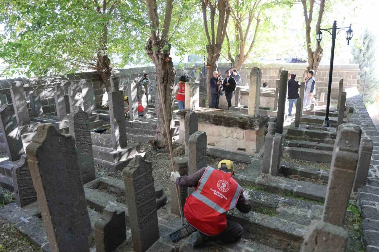 Diyarbakır’da tarihi mezar taşları ve kitabelerin kimliklendirme çalışmalarına başlandı
