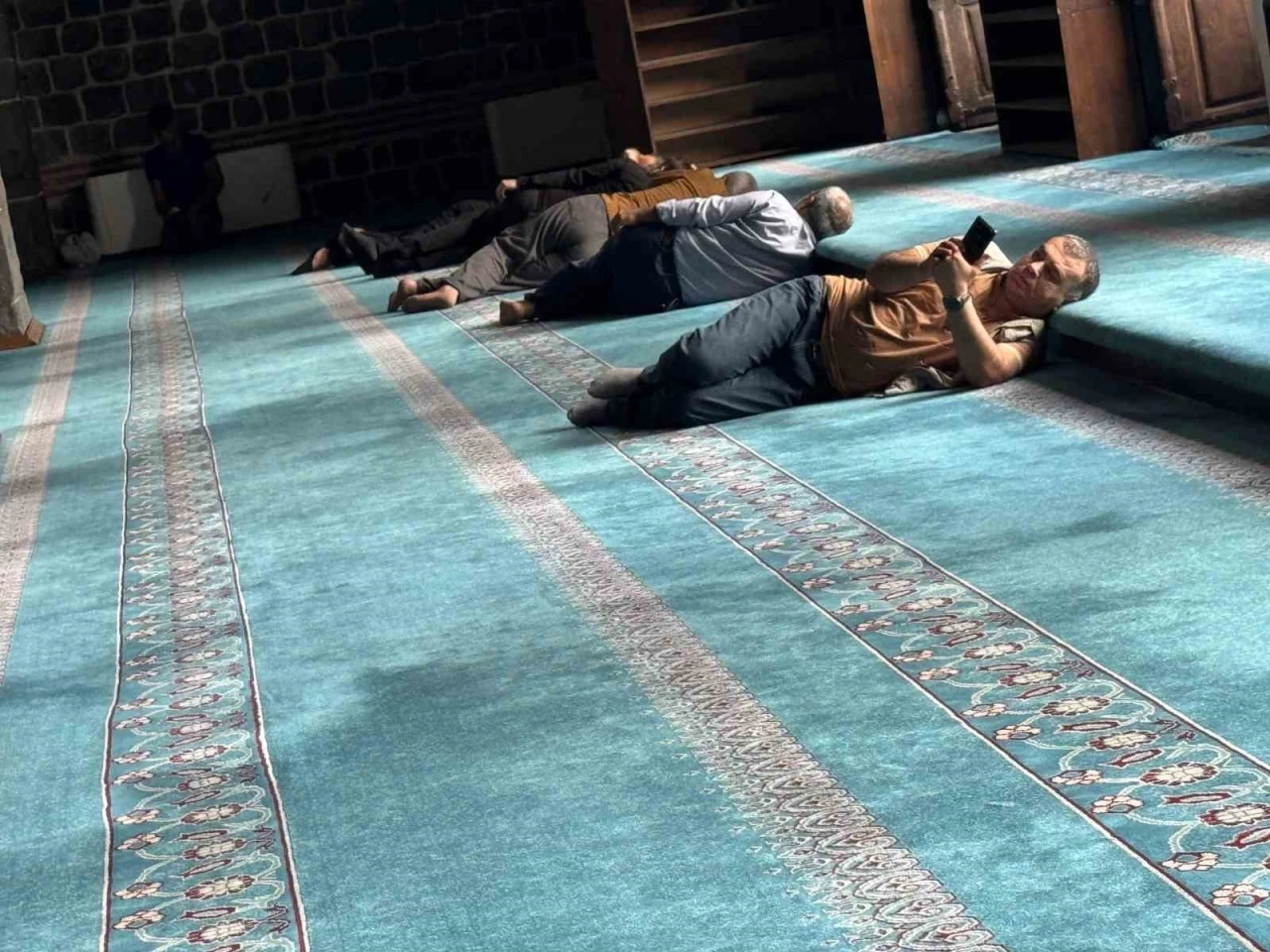 Diyarbakır&rsquo;da termometreler 40 dereceyi g&ouml;sterince vatandaşlar soluğu camilerde aldı
