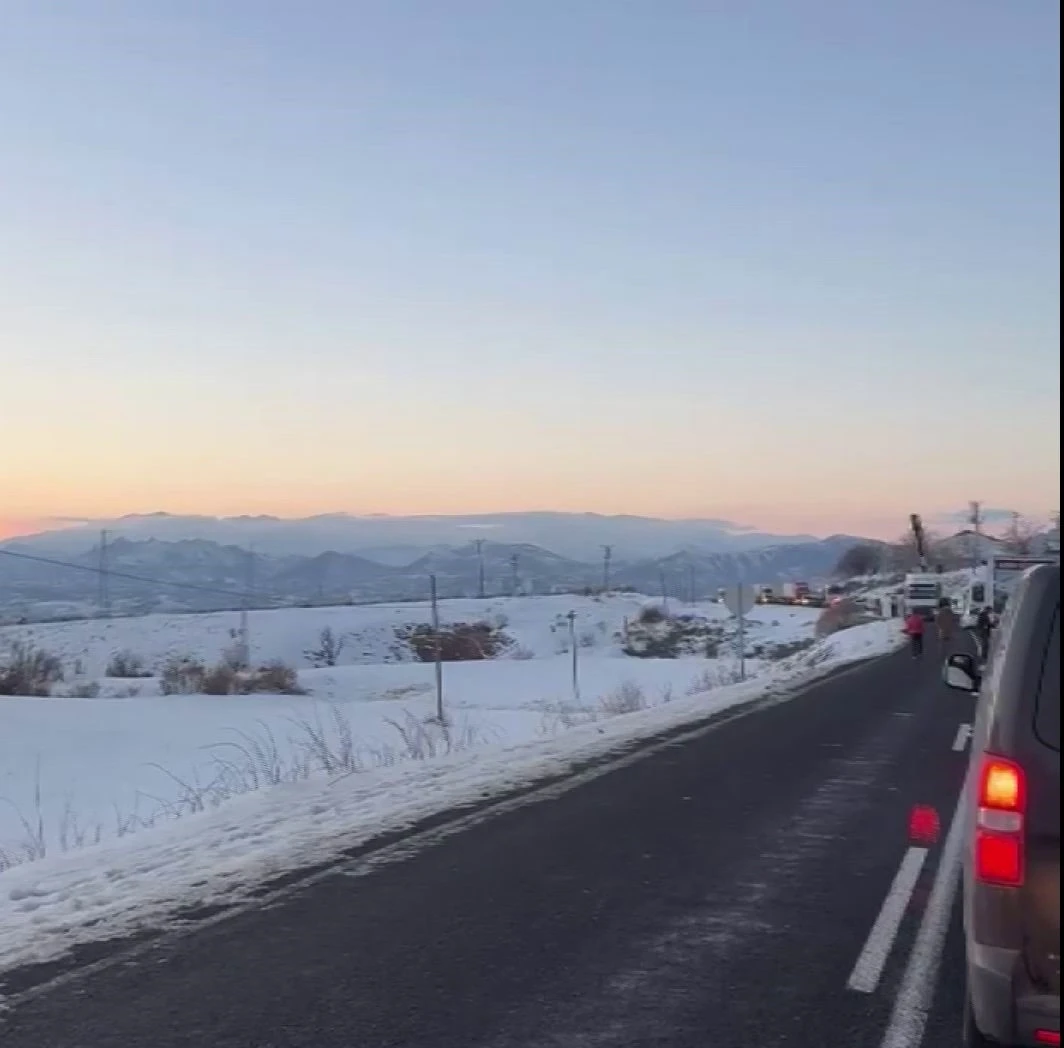 Diyarbakır&rsquo;da tır devrildi, yol ulaşıma kapandı
