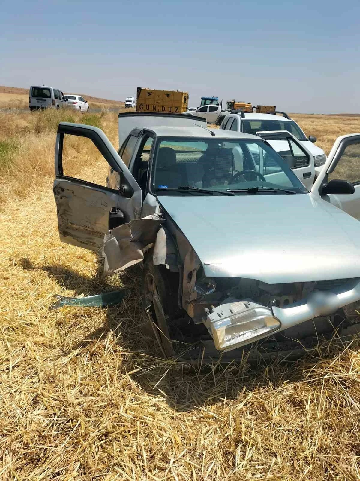 Diyarbakır&rsquo;da trakt&ouml;rle otomobil &ccedil;arpıştı: 3 yaralı
