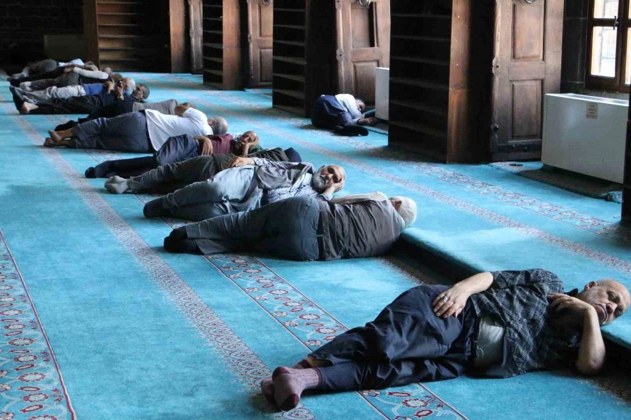Diyarbakır&rsquo;da turistler sıcak havadan korunmak i&ccedil;in camilere sığındı
