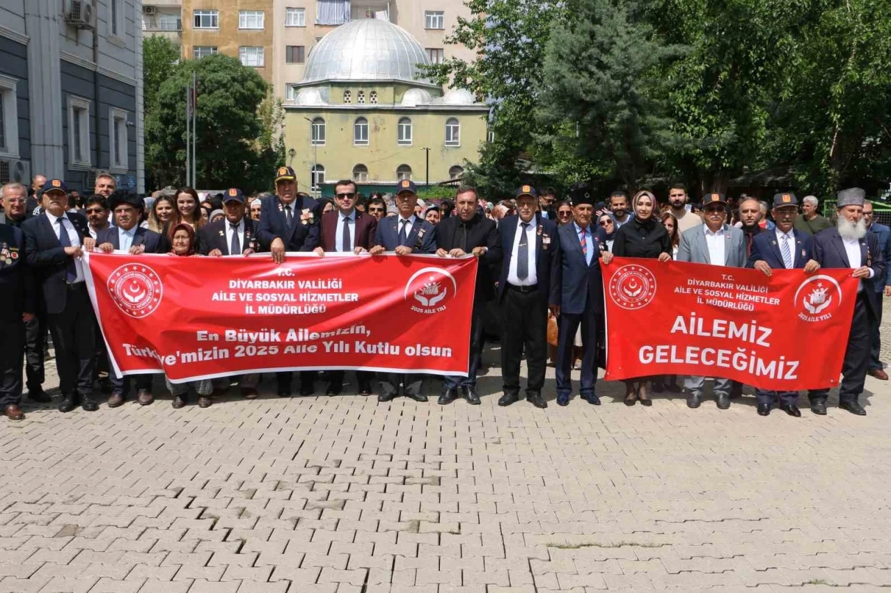 Diyarbakır’da ’Uluslararası Aile Günü’nde kortej yürüyüşü gerçekleştirildi
