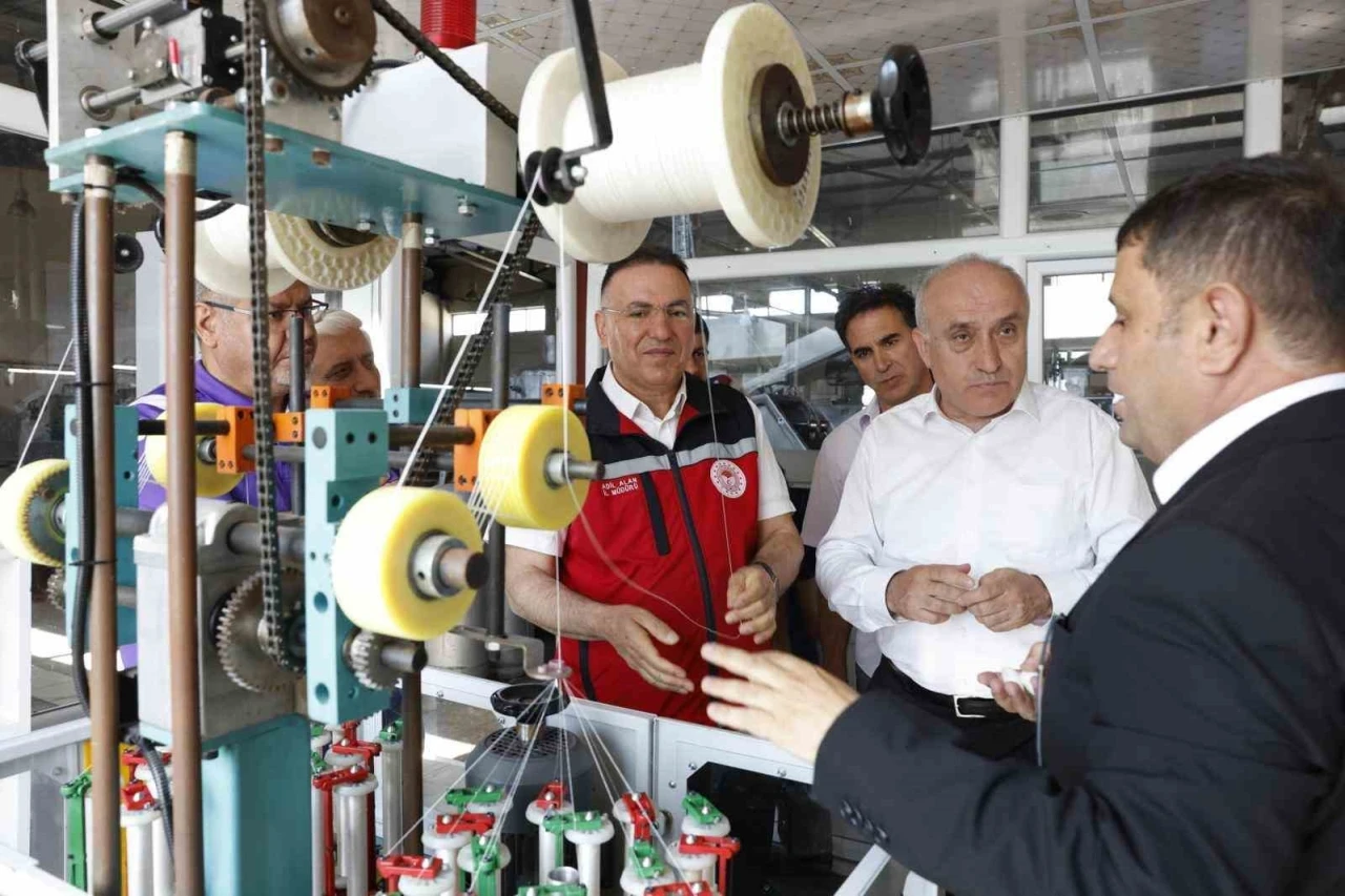 Diyarbakır&rsquo;da uygulamalı ipek b&ouml;cek&ccedil;iliği eğitimi sertifika taktim t&ouml;reni d&uuml;zenlendi
