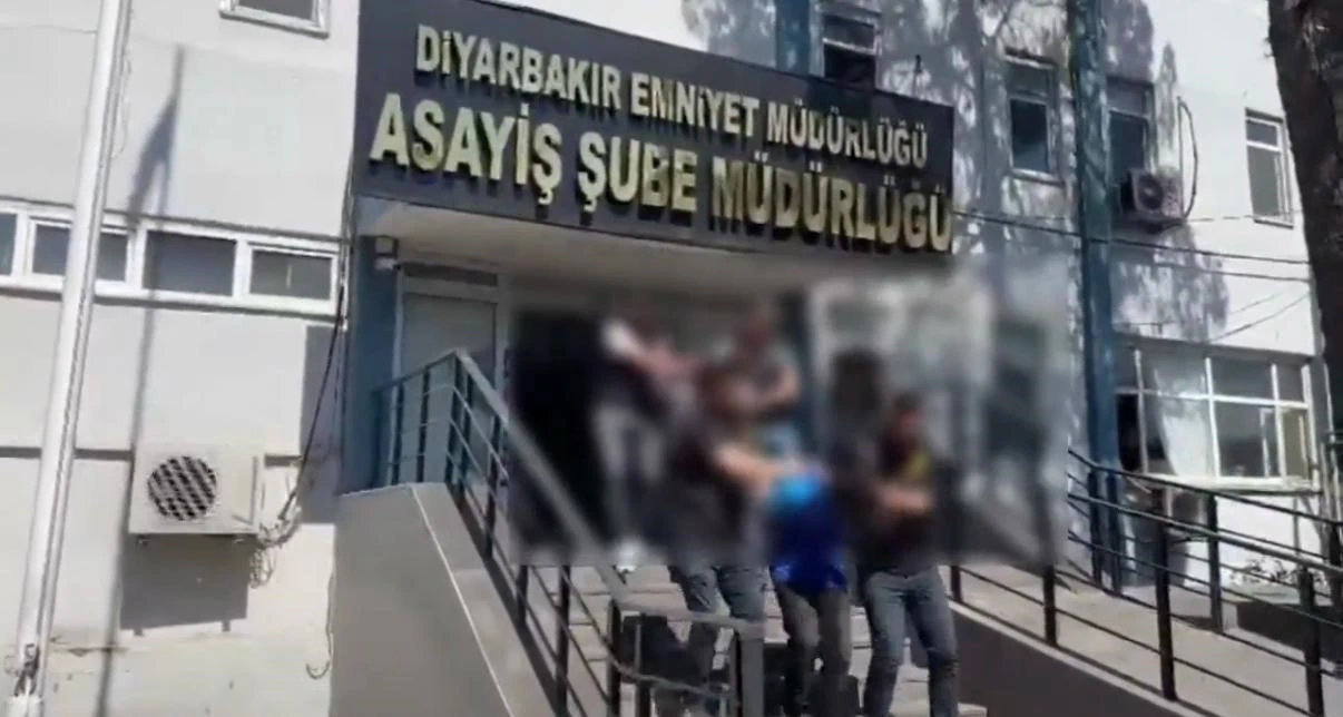 Diyarbakır&rsquo;da Yapı Kredi Bankası şubesine silahlı saldırıyla ilgili 2 tutuklama
