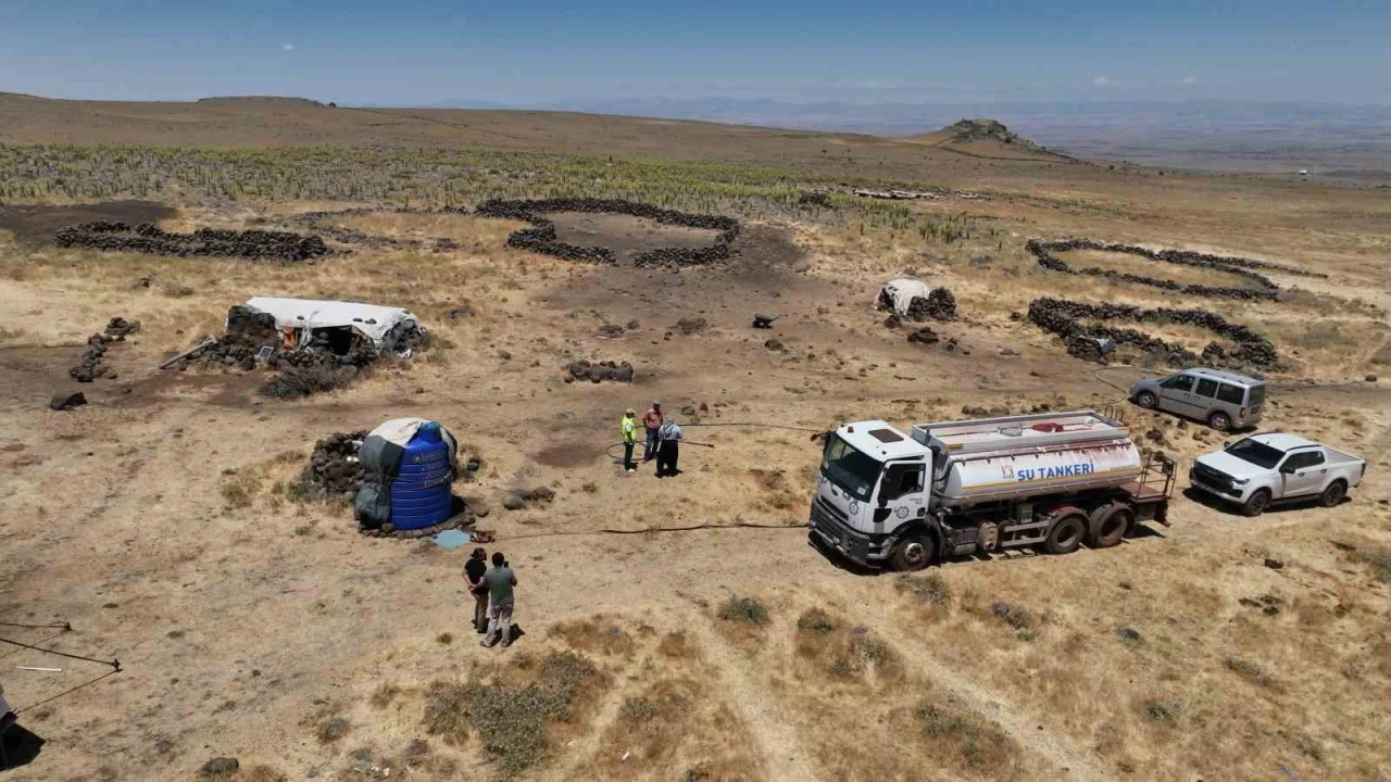 Diyarbakır’da yaylada kalan besicilerin hayvanlarına tankerlerle su taşınıyor
