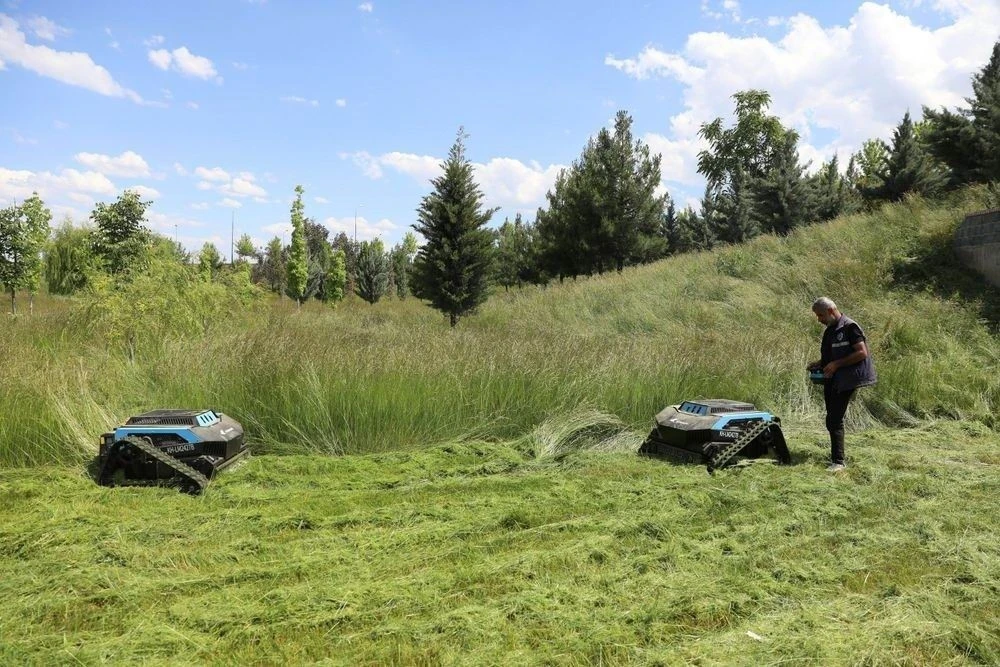 Diyarbakır&rsquo;da yeni nesil ot bi&ccedil;me robotları sahada
