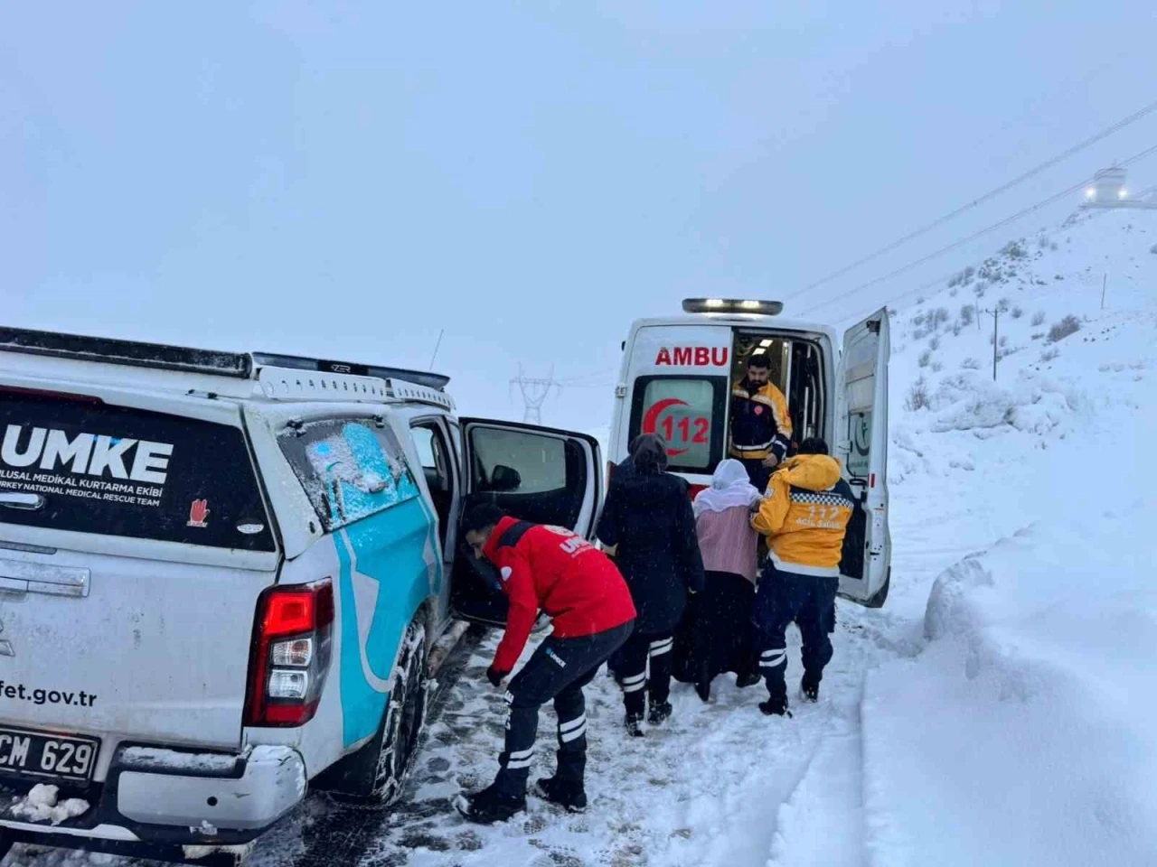Diyarbakır&rsquo;da zorlu kış şartlarında sağlık seferberliği: Kapalı yollarda UMKE ve 112&rsquo;den zamanla yarış
