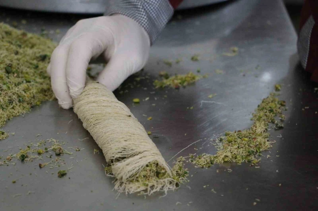 Diyarbakır&rsquo;ın en &uuml;nl&uuml; tatlıcısı, bir yıl da 40 tona yakın tatlı sattı
