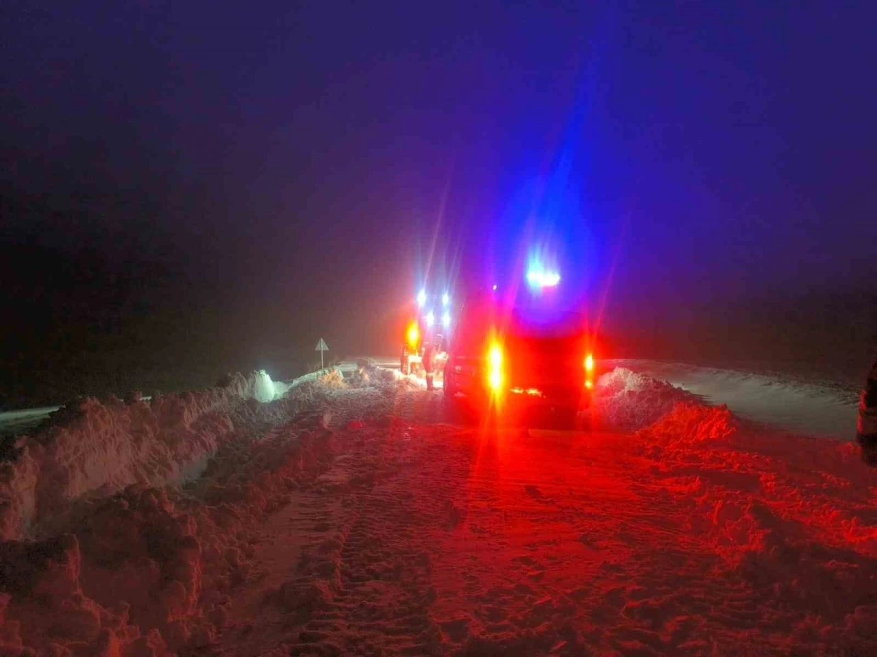 Diyarbakır&rsquo;ın Mardin, Şanlıurfa, Batman ve Elazığ g&uuml;zergahlarında &ccedil;ok sayıda ara&ccedil; yolda kaldı

