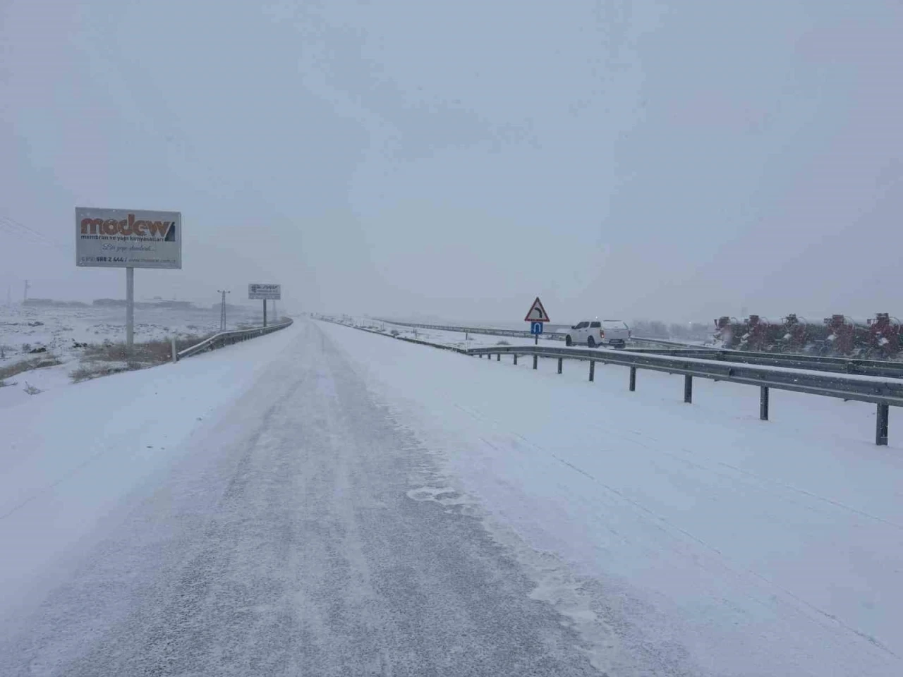 Diyarbakır - Siverek yolunda kar yağışı ulaşımı olumsuz etkiledi
