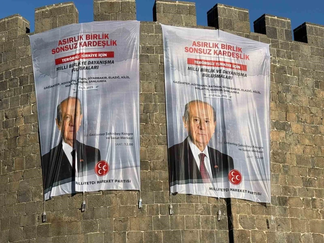 Diyarbakır surlarına Bahçeli’nin posterleri asıldı
