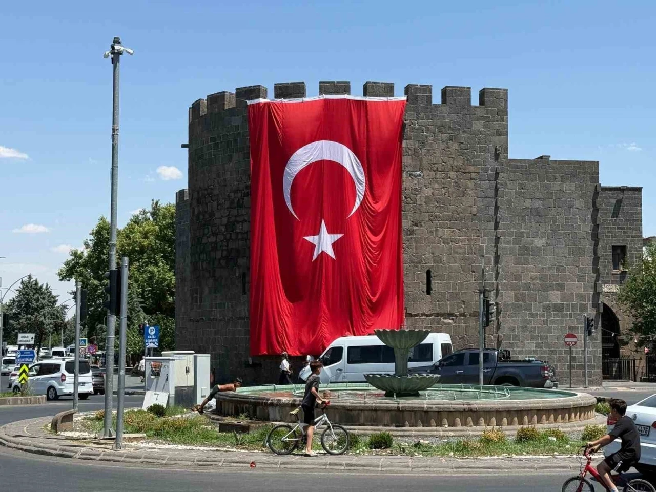 Diyarbakır surlarına dev T&uuml;rk bayrağı asıldı
