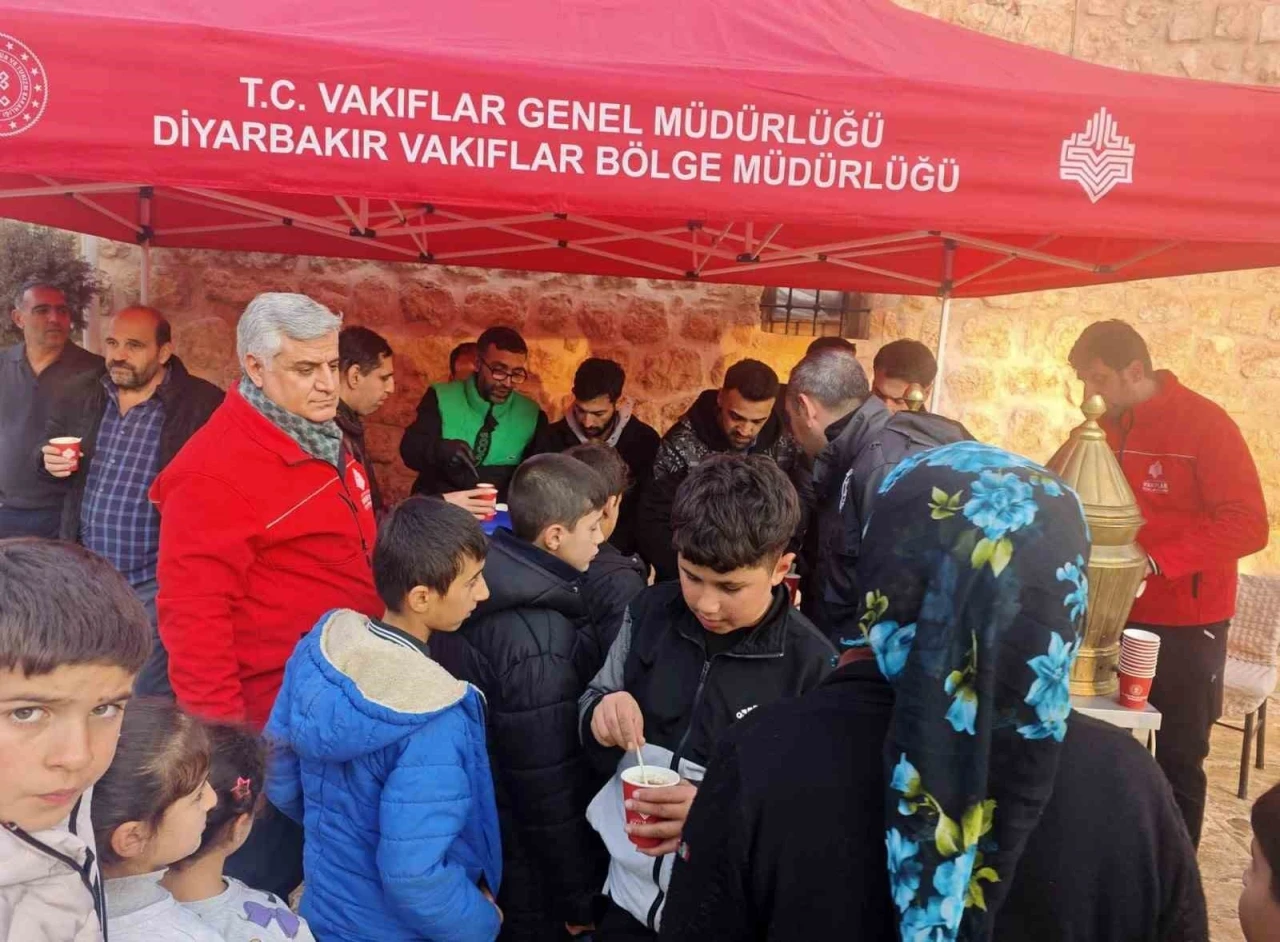 Diyarbakır Vakıflar B&ouml;lge M&uuml;d&uuml;rl&uuml;ğ&uuml;nden kandil dolayısıyla salep ikramı
