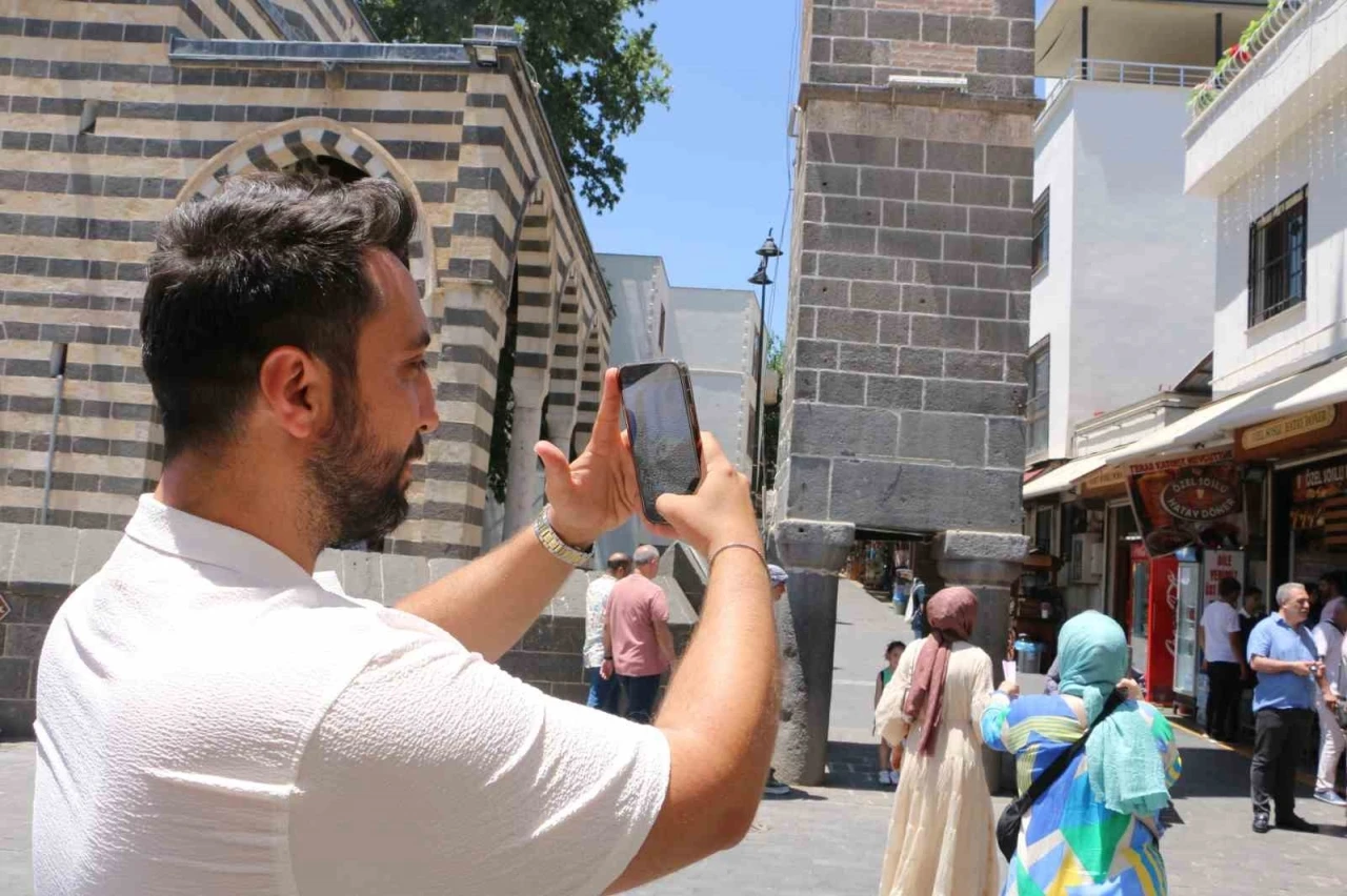 Diyarbakırlı fenomen, ücretsiz kent rehberliği yapıyor
