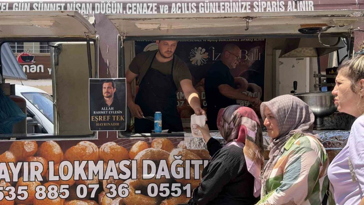 Dizide &ouml;len karakter i&ccedil;in lokma d&ouml;kt&uuml;rd&uuml;ler
