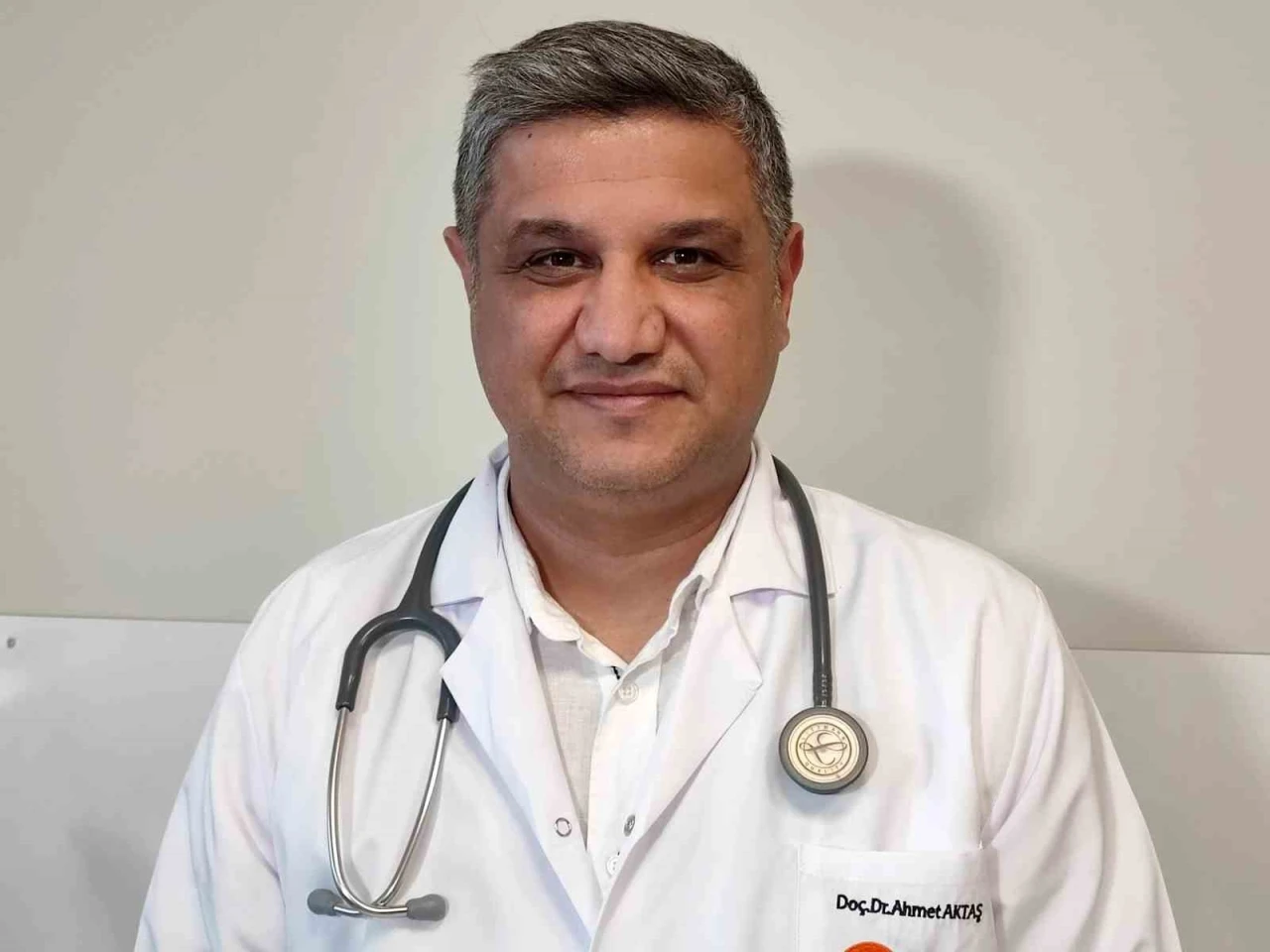 Doç Dr. Aktaş: &quot;Sıcak çarpmasına karşı günde en az 2 litre su için&quot;

