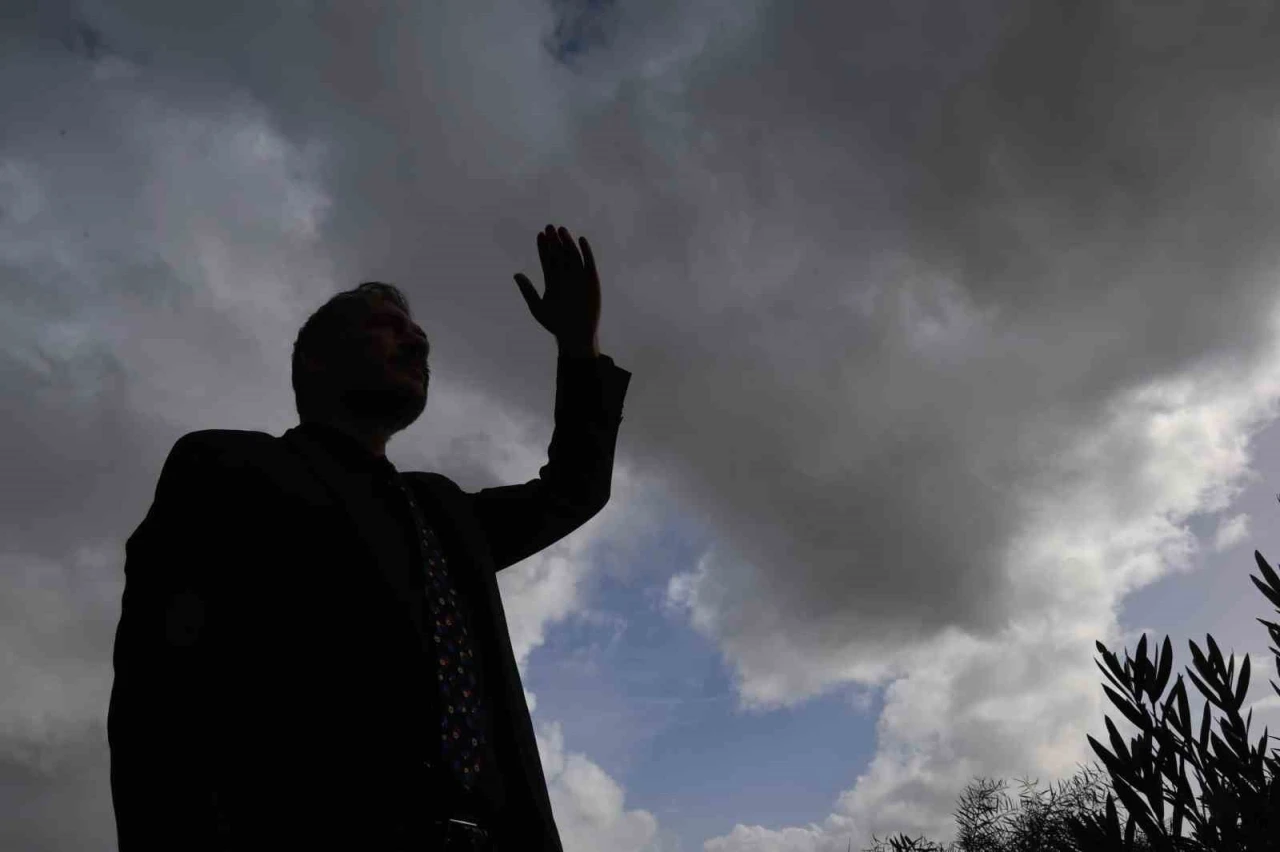 DO&Ccedil;. DR. &Ouml;Z&Ccedil;ELİK: "İZMİR'İN SU İHTİYACINA BULUT TOHUMLAMA &Ccedil;ARE DEĞİL"