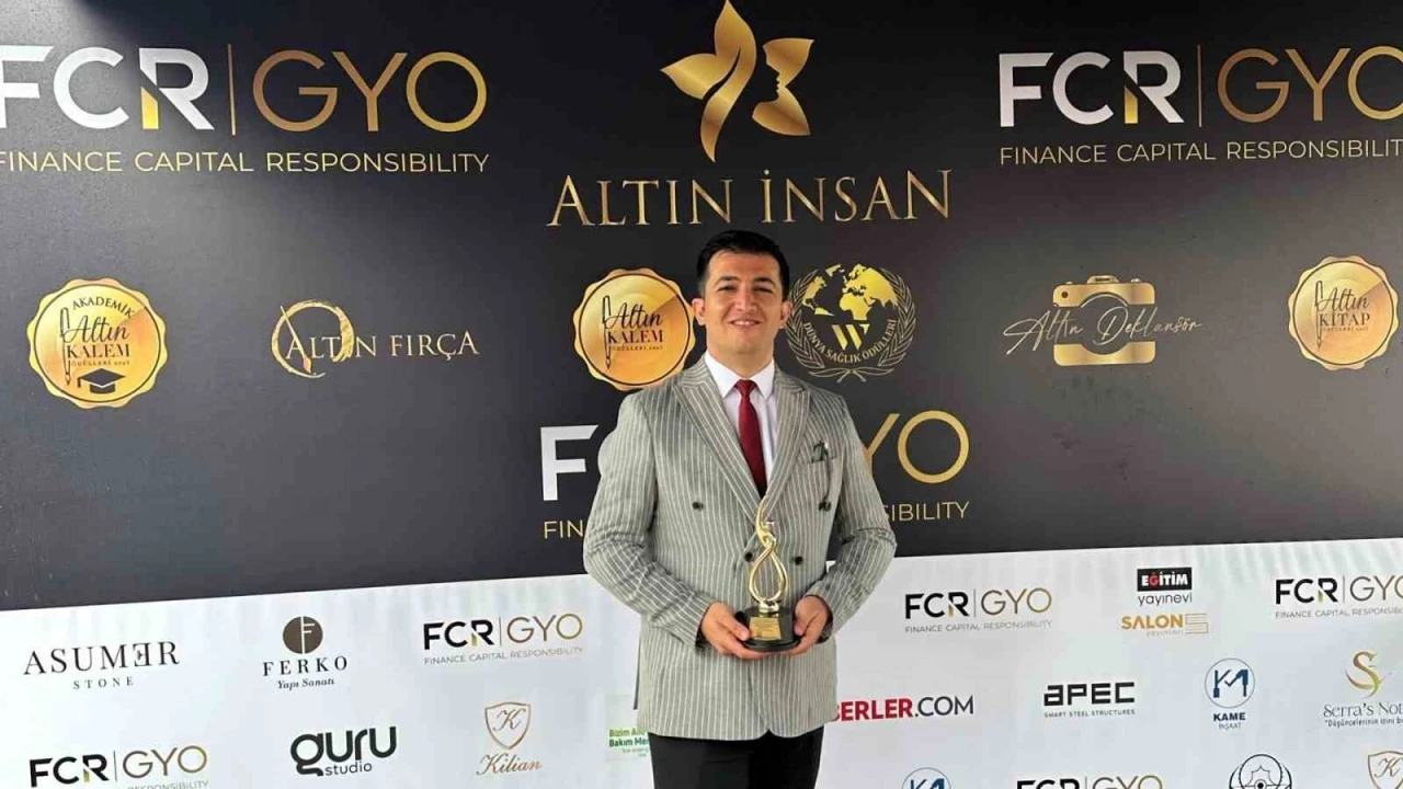 Doç. Dr. Polat’a ’Yılın Akademik Altın Kalem Ödülü’ verildi
