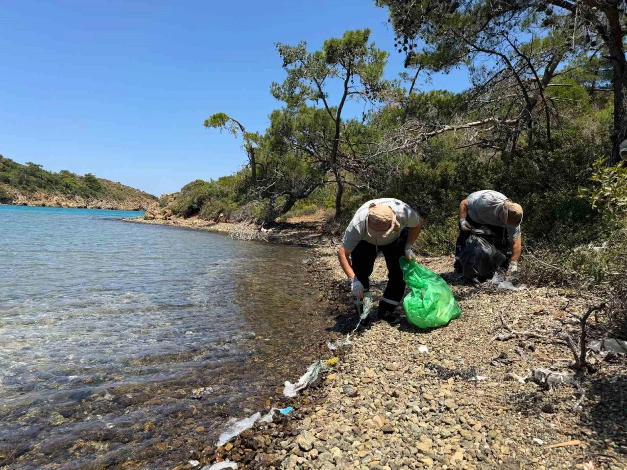 Doğa i&ccedil;in el ele verdiler, Balıkaşıran koyunu temizlediler
