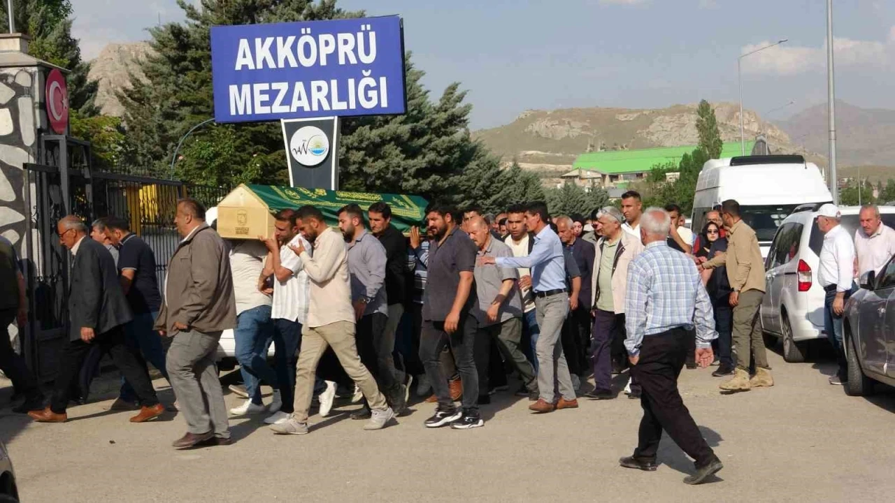 Doğa yürüyüşünde kaybolan ve cansız bedeni bulunan müdür yardımcısı toprağa verildi
