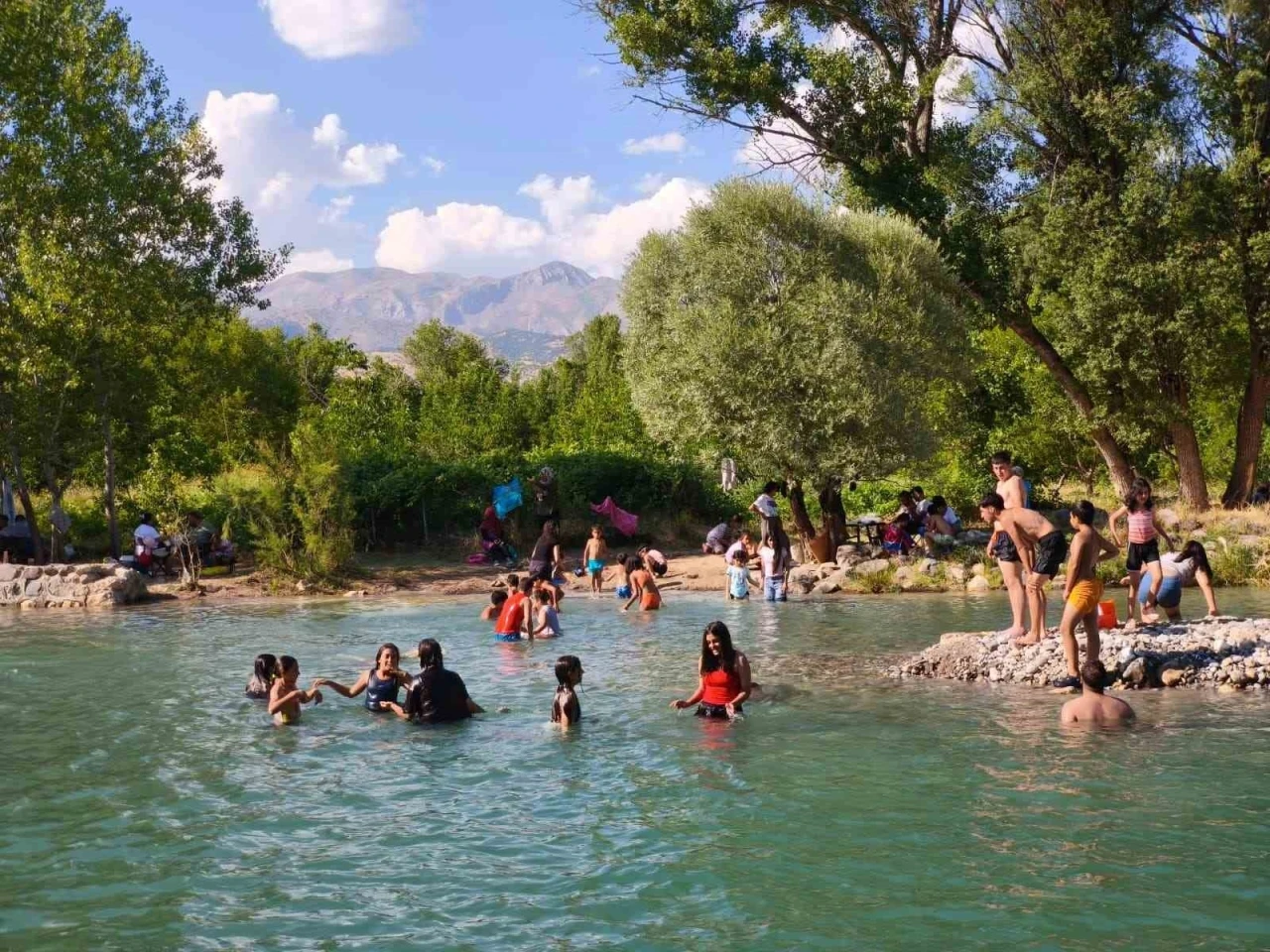 Doğanın i&ccedil;inde &uuml;cretsiz tatil: Tağar &Ccedil;ayı &uuml;nl&uuml; tatil beldelerini aratmıyor
