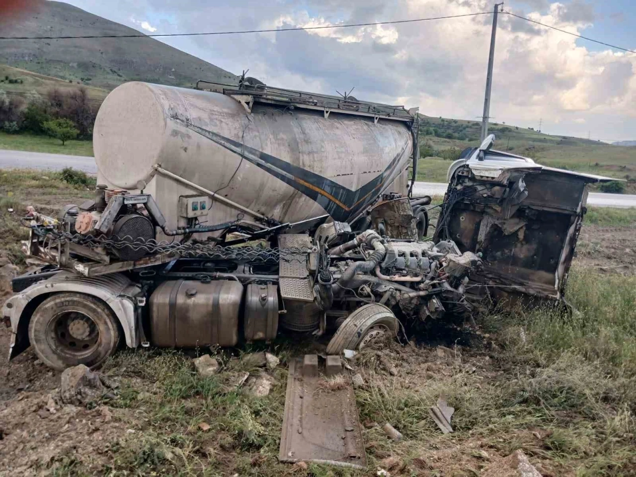 Doğanşehir’de tanker tarlaya devrildi, sürücü yaralandı

